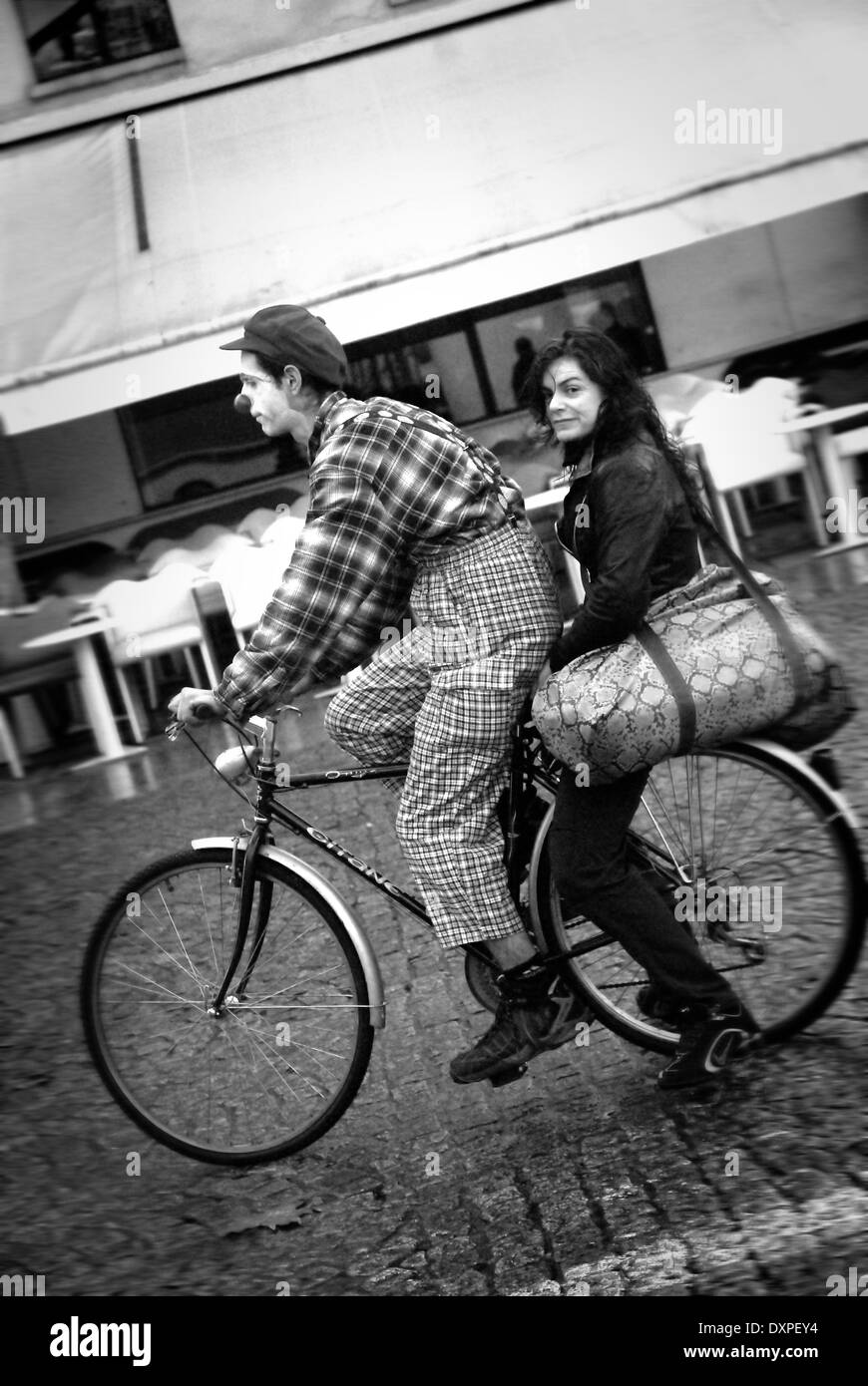Mädchen und Clown auf Fahrrad, Paris Stockfoto