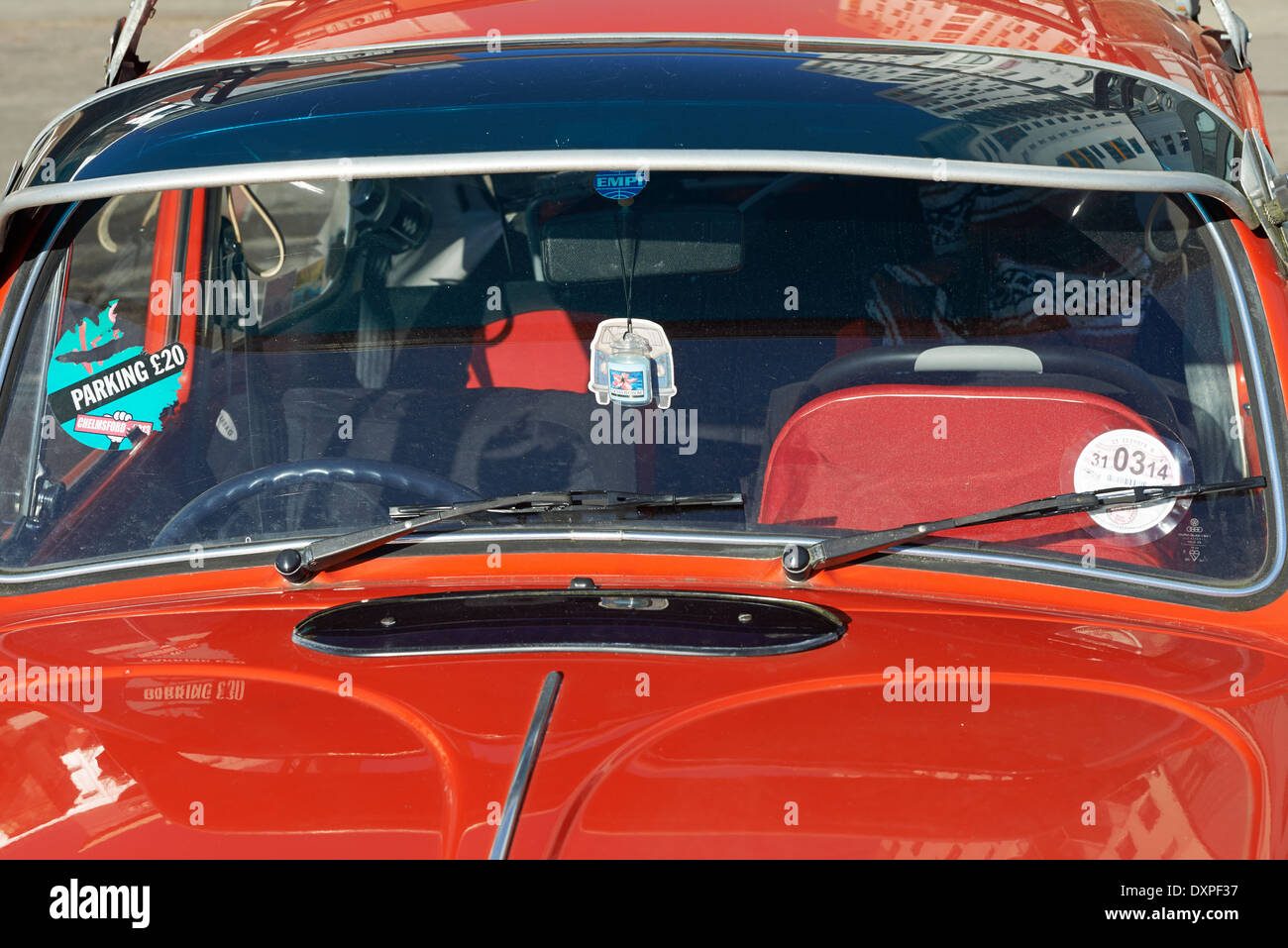 Ausgestattet mit einem VW-Käfer-Auto Sonnenblende Stockfotografie - Alamy