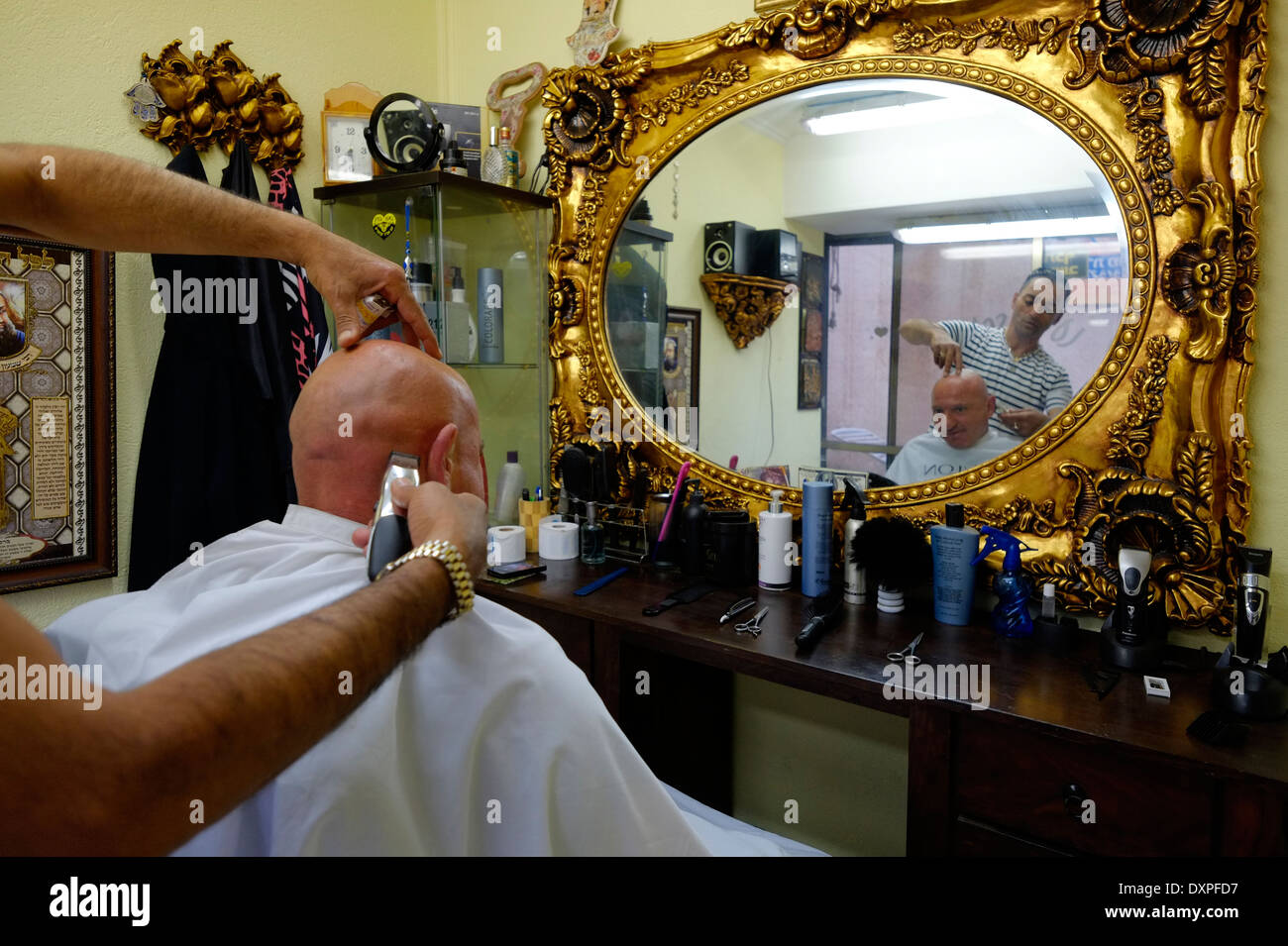 Ein Barbier bei der Arbeit in der Stadt von Netanya Israel Stockfoto