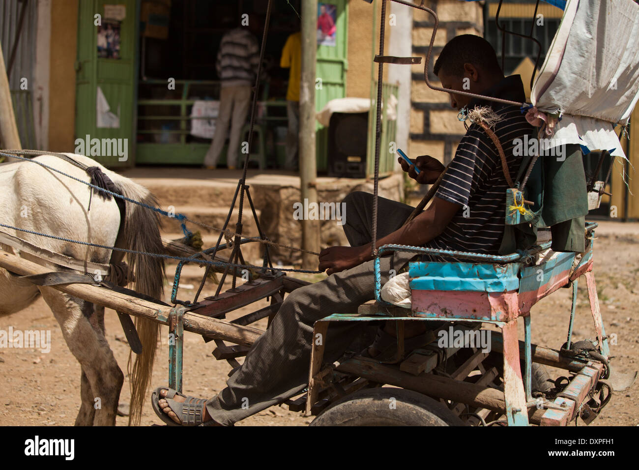 Äthiopische Pferd und Wagen Taxifahrer SMS Stockfoto