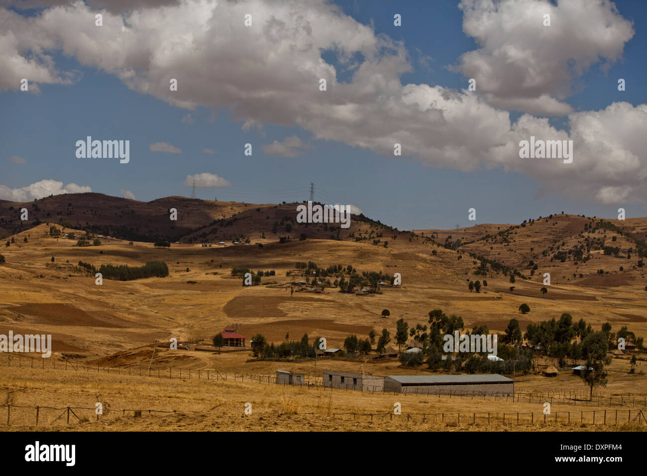 Äthiopische Bergblick mit Landwirtschaft und Dorf im Vordergrund Stockfoto