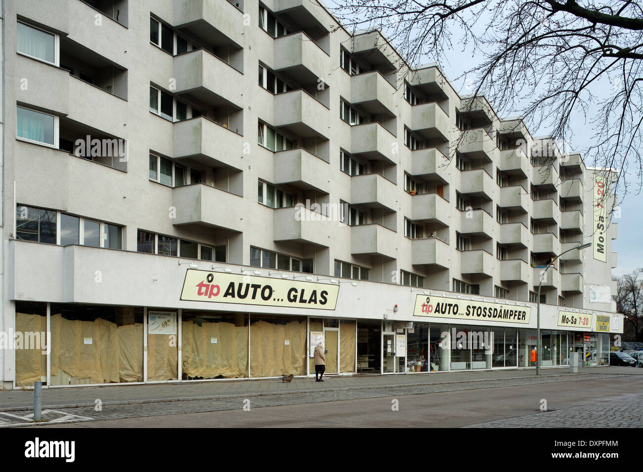 Berlin, Deutschland, Balkon Fassade eines Mehrfamilienhauses in Berlin - Gesundbrunnen Stockfoto