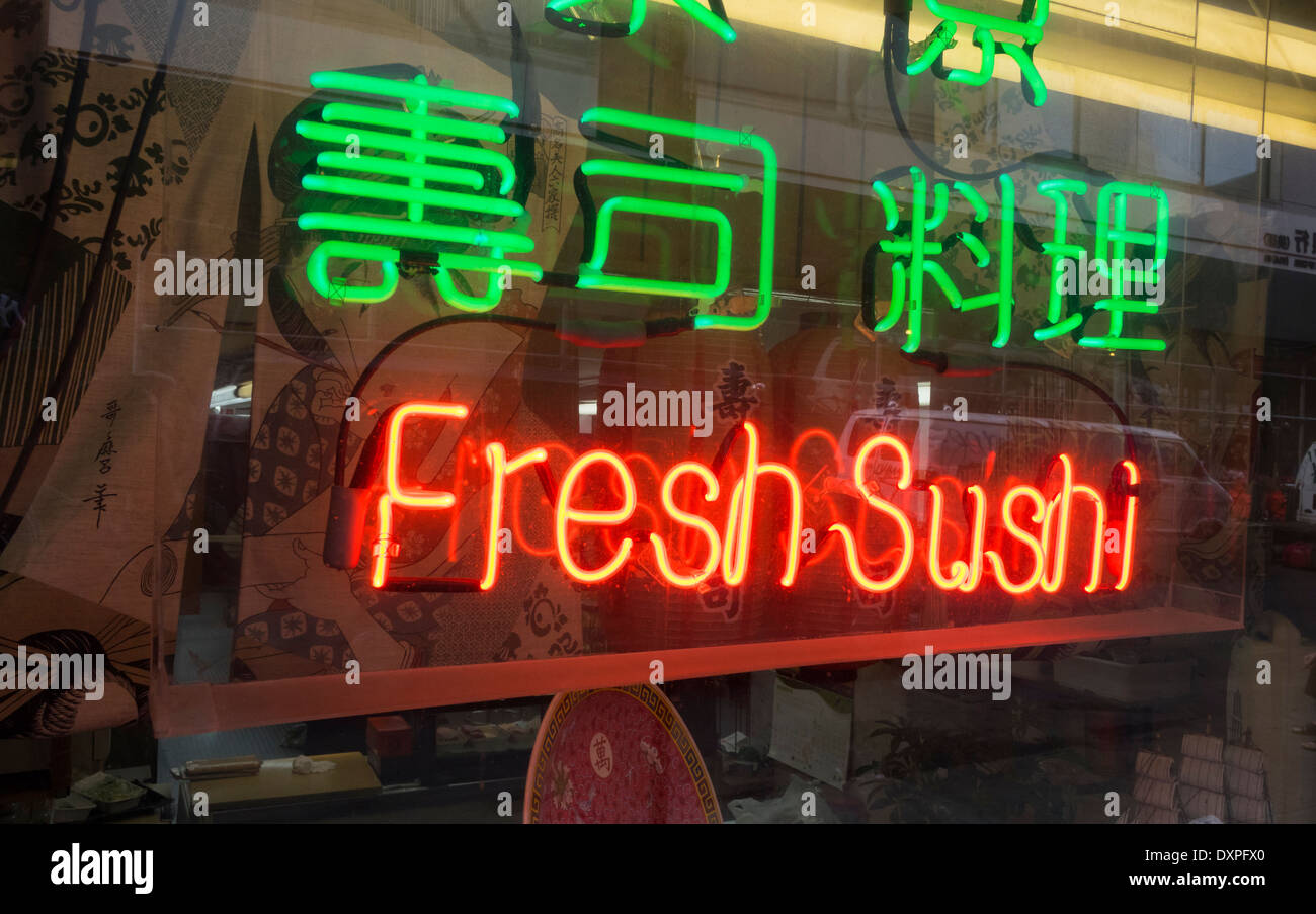 Sushi Zeichen im Fenster eines Japanischen Restaurant in Chinatown in New York City Stockfoto