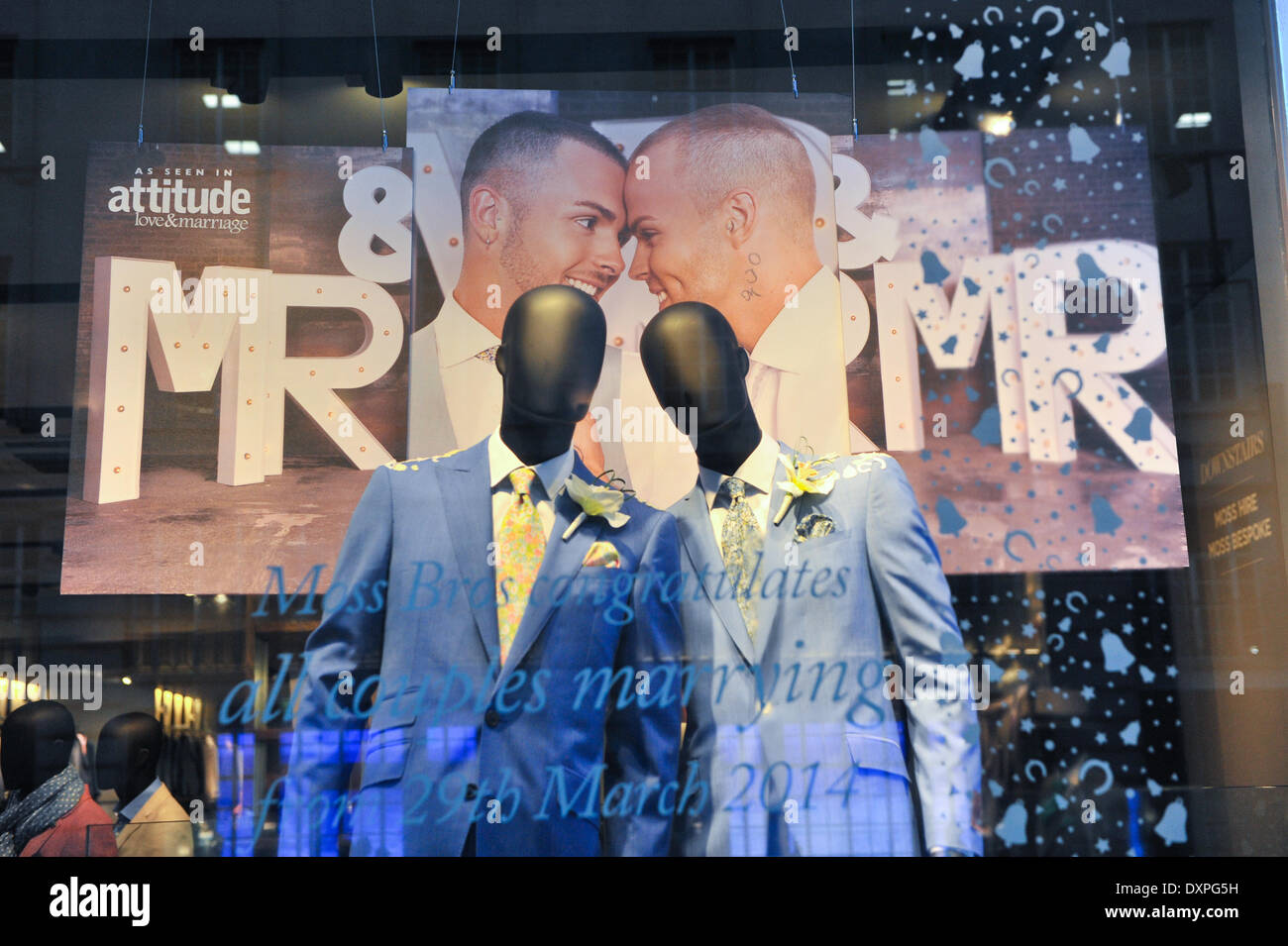 Regent Street, London, UK. 28. März 2014. Zwei männliche Shop Dummys und ein Poster von Haltung Magazin in einem Moss Bros Fenster zur Homo-Ehe zu markieren, die legal auf 29. März 2014 wird gesponsert. Bildnachweis: Matthew Chattle/Alamy Live-Nachrichten Stockfoto