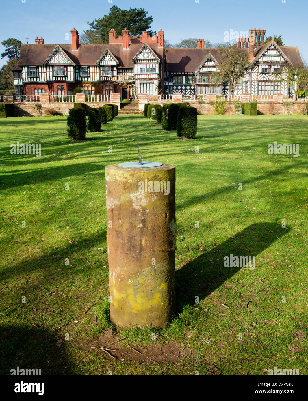 Sonnenuhr im topiary Garten Wightwick Manor Victorian Arts and Crafts Haus in der Nähe von Wolverhampton UK Stockfoto