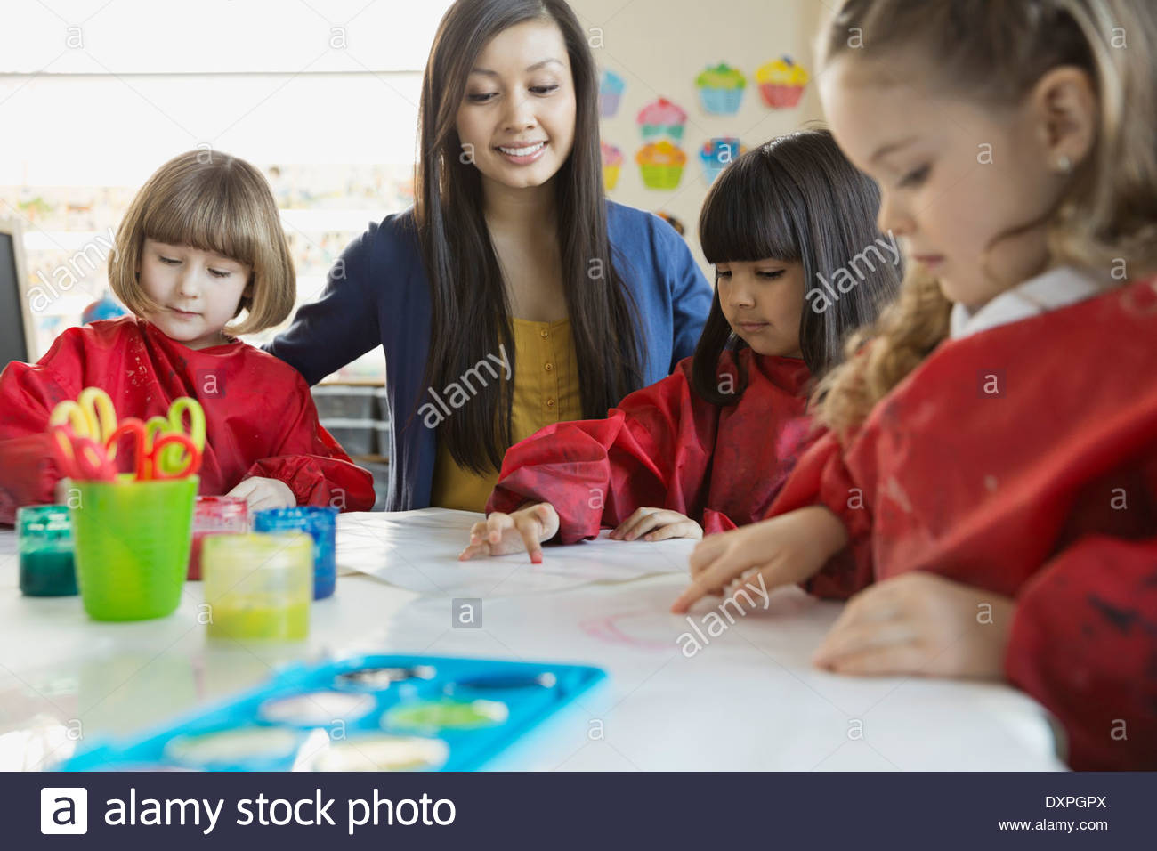 Lehrer mit Schülern im Kunstunterricht Stockfoto