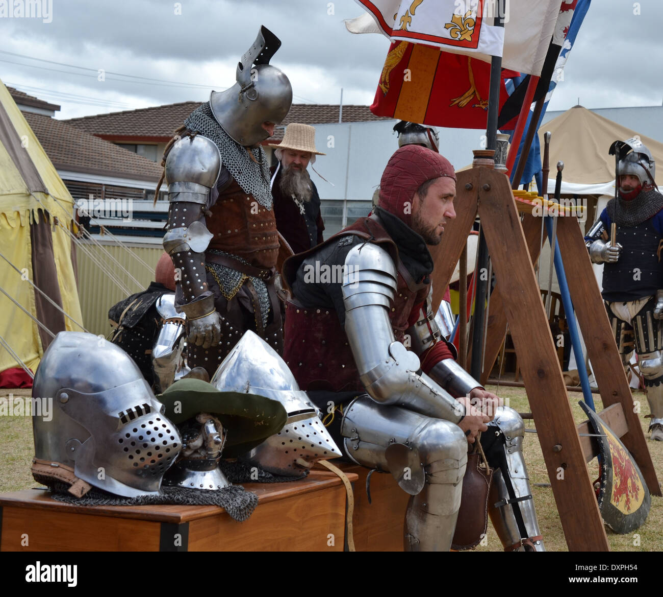 Mittelalterliches Fest Fuß Soldat in Tracht Uhren ein Duell. Stockfoto