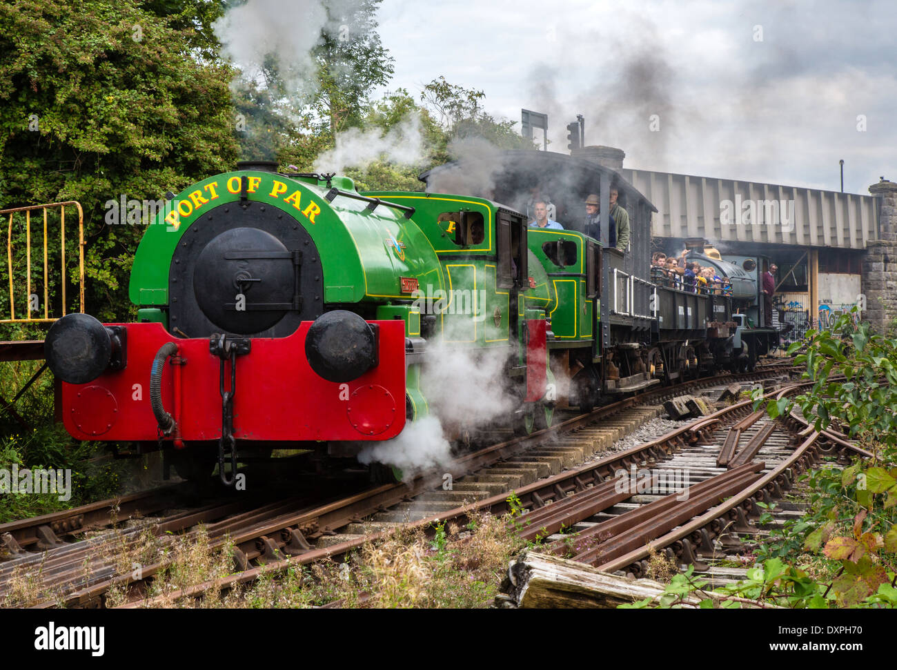 Dampf-Züge ziehen Wagen entlang Erbe-Spur durch den Fluss Avon in Bristol UK Stockfoto