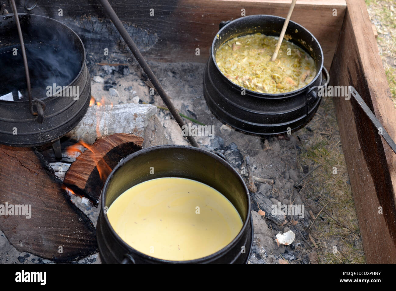 Mittelalterliche Lagerfeuer Kochvorführung Stockfoto