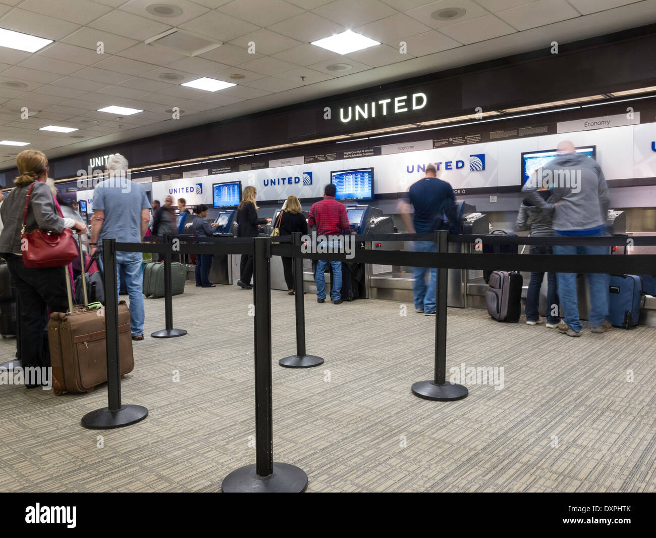Leute warten im Einklang mit Gepäck an der Tampa International Airport, Tampa, FL Stockfoto