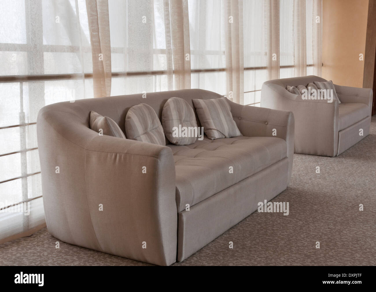 Innenraum mit Beige Sofa am Fenster Stockfoto
