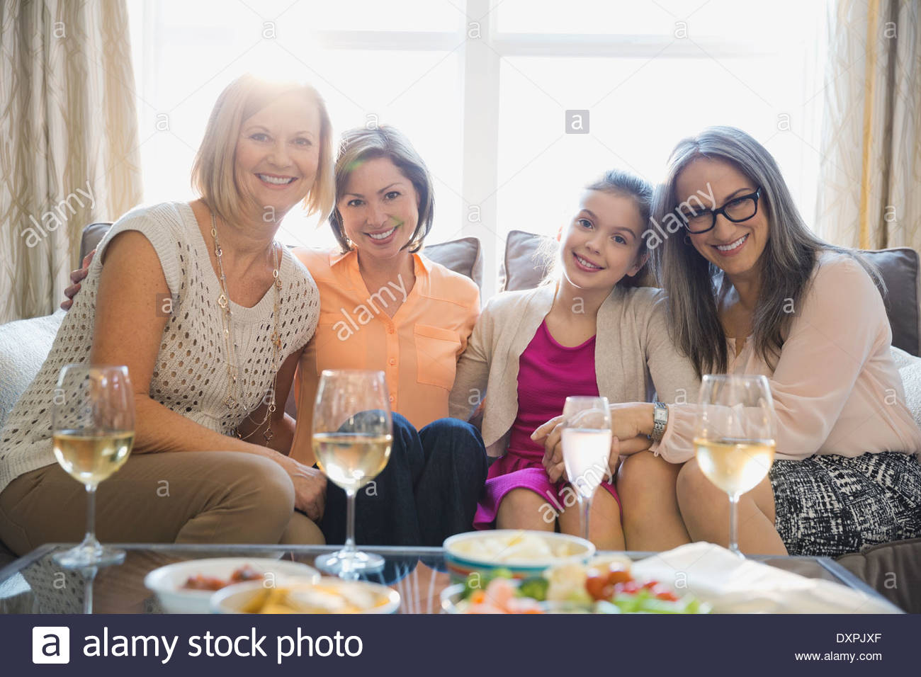 Porträt des Lächelns Weibchen sitzen auf dem Sofa während party Stockfoto