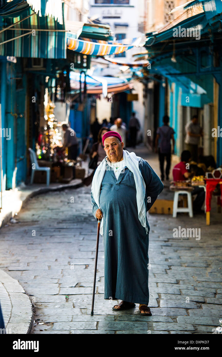 Tunesischer Mann in der Medina, Tunis, Tunesien Stockfoto