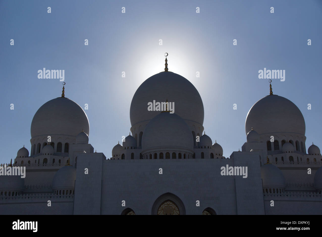 Die Kuppeln der Scheich-Zayid-Moschee mit den Sonnenuntergang hinter Ihnen Stockfoto