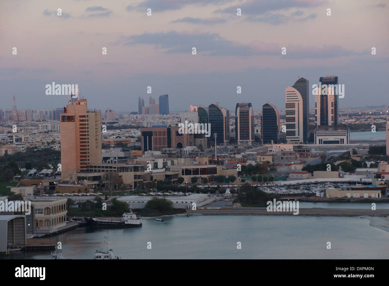 Sonnenuntergang über der Skyline von Abu Dhabi Stockfoto