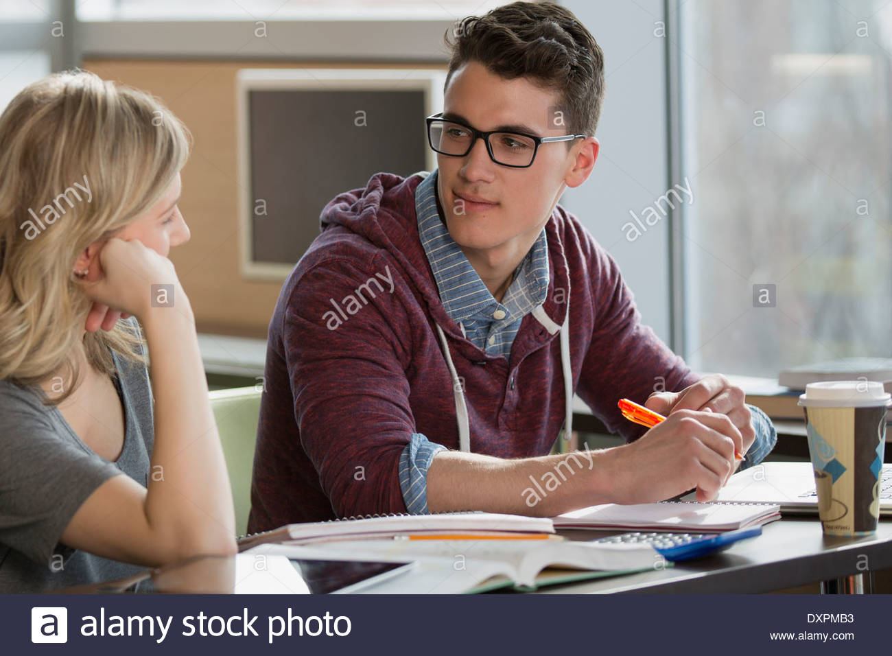 College-Studenten studieren am Tisch Stockfoto