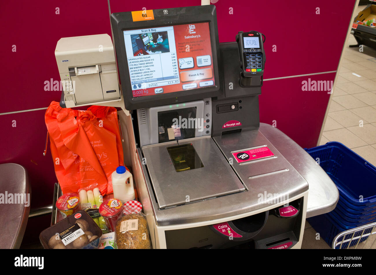 Self-Checkout-Maschine in Sainsbury Supermarkt, England, UK Stockfoto