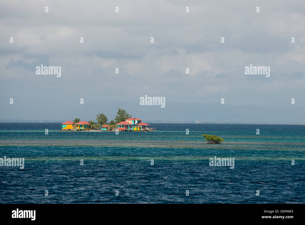 Belize, Karibik. Entfernten kleinen Insel Lagune Caye mit bunten inseltypischen Häuser. Stockfoto