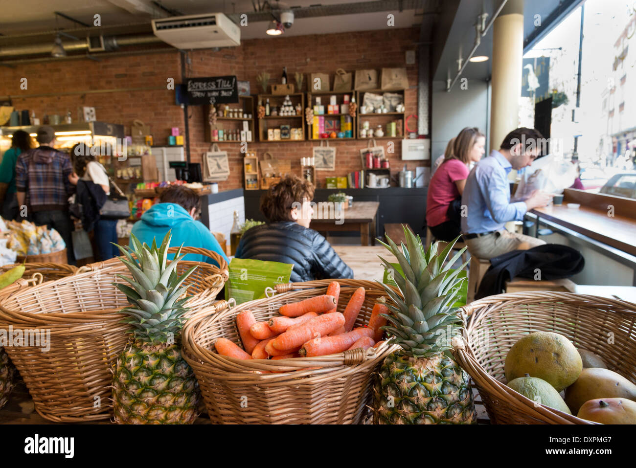 Die natürliche Küche gesunde Lebensmittel Shop und Café in Marylebone High Street, London, England, UK Stockfoto