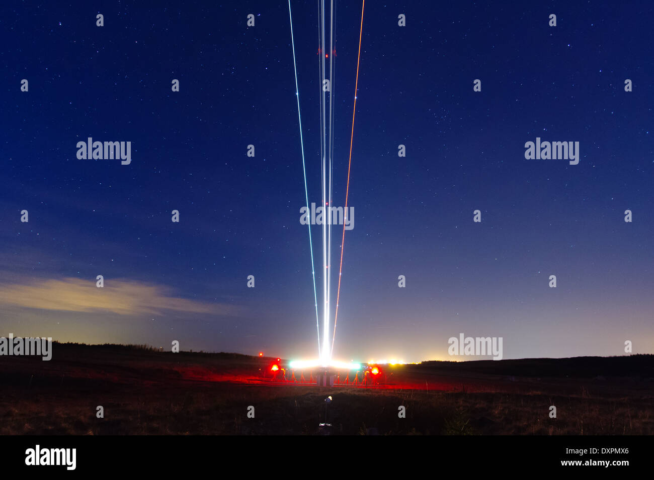 Flugzeug starten in der Nacht auf dem Flughafen, Langzeitbelichtung Stockfoto