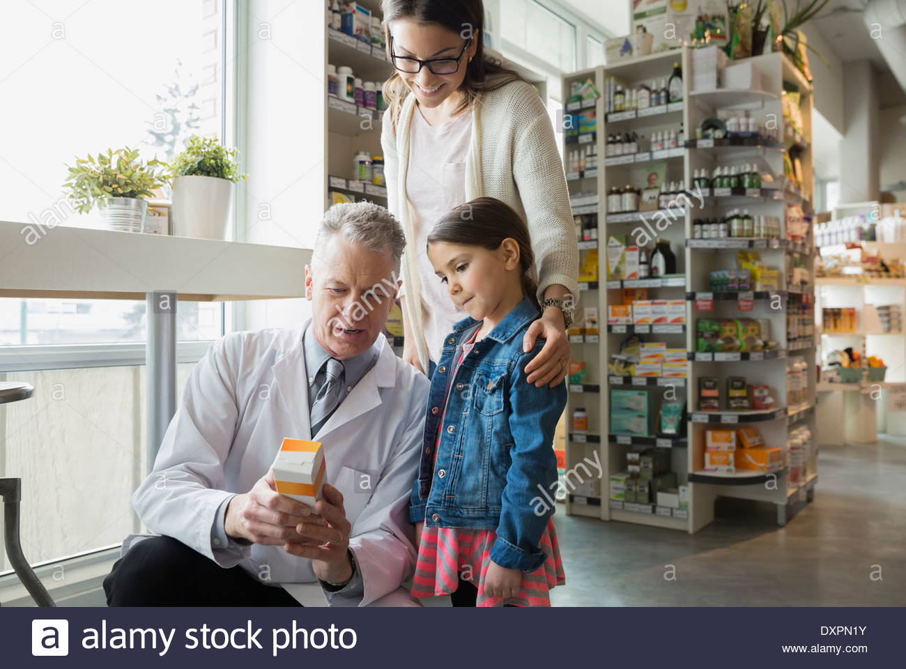 Apotheker, Beratung, Mutter und Tochter im Markt Stockfoto