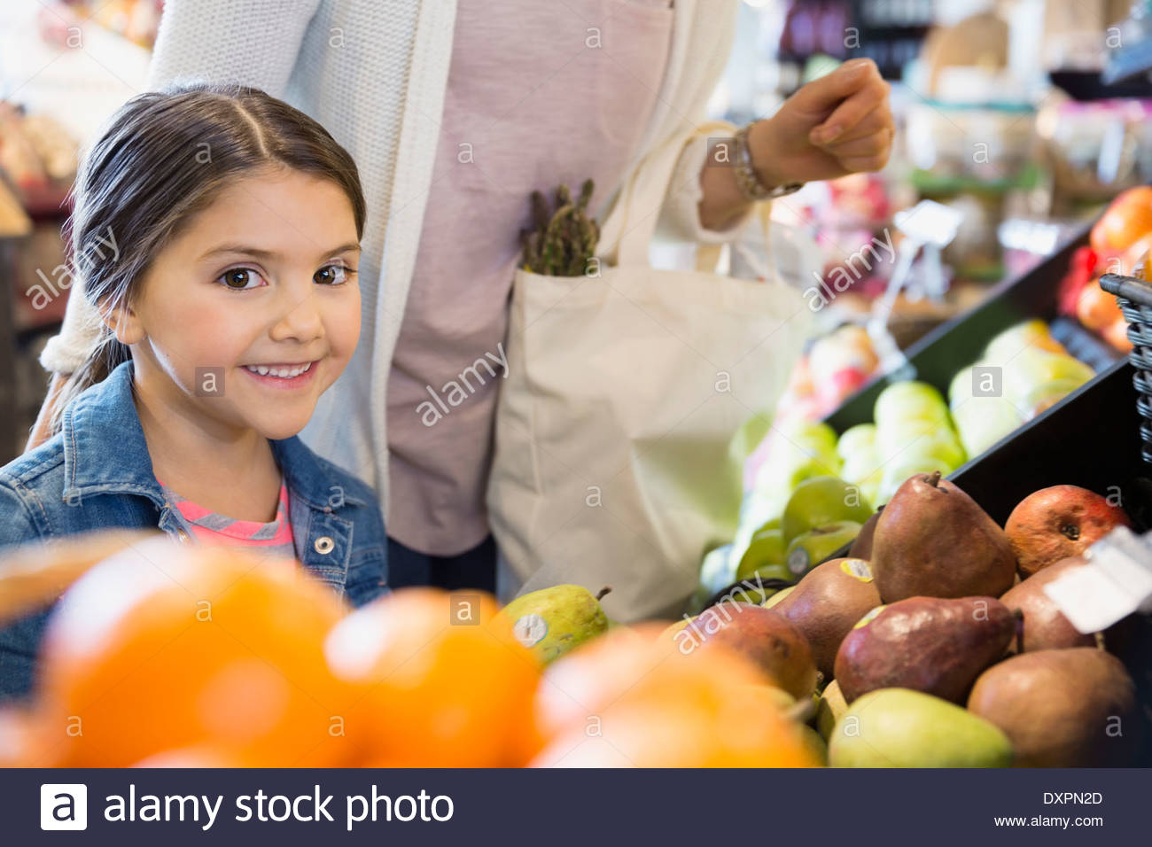 Porträt eines Mädchens für Produkte im Markt einkaufen Stockfoto