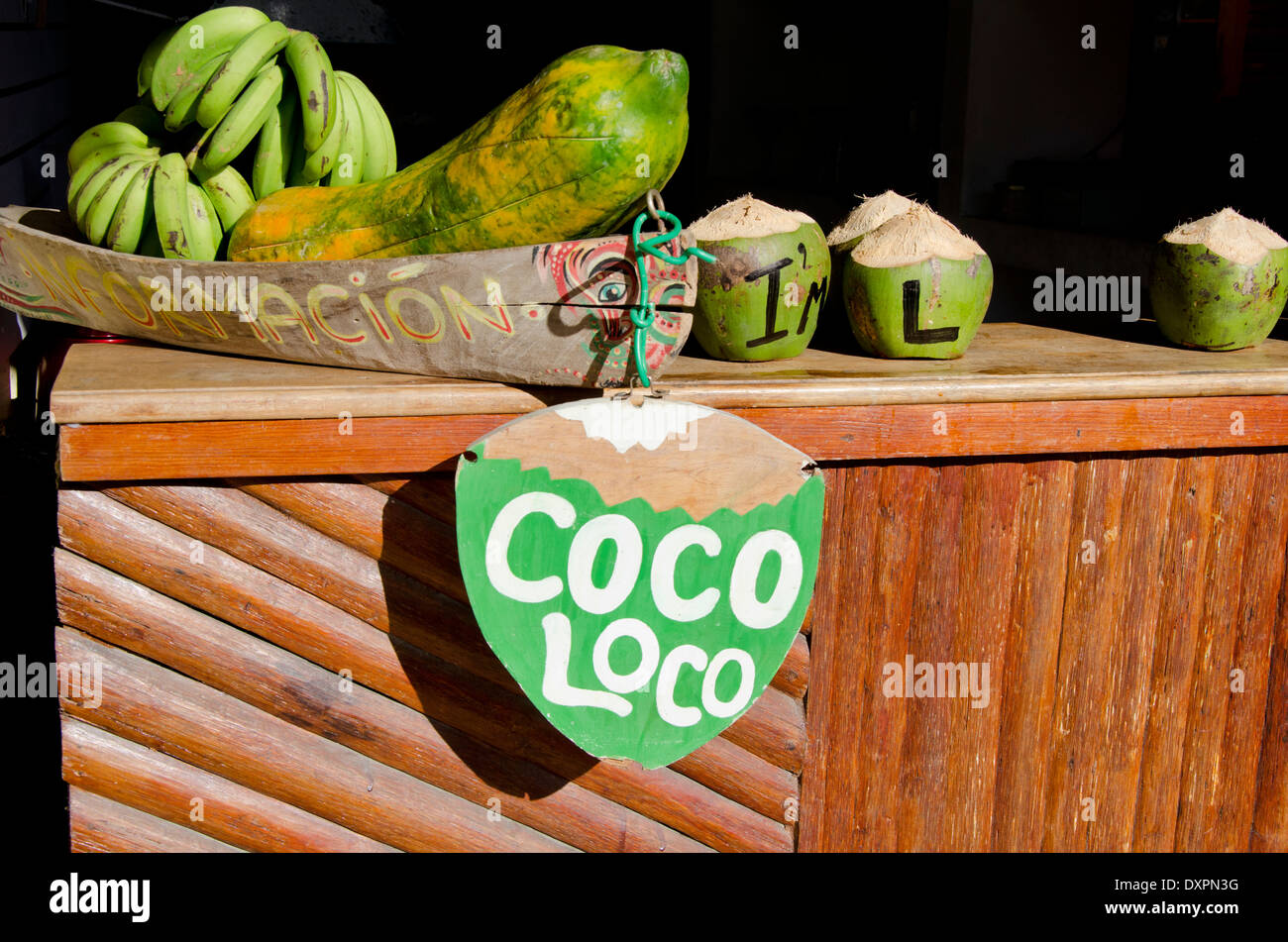 Guatemala, Abteilung von Izabal, Livingston. Die Hafenstadt liegt an der Mündung des Rio Dulce am Golf von Honduras. Coco Loco. Stockfoto