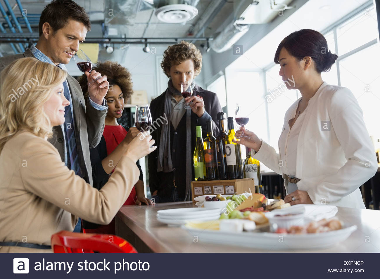 Sommelier und Paare Wein Verkostung im store Stockfoto