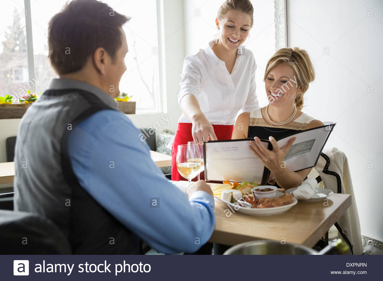 Kellnerin helfen Frau Bestellung Menü im bistro Stockfoto