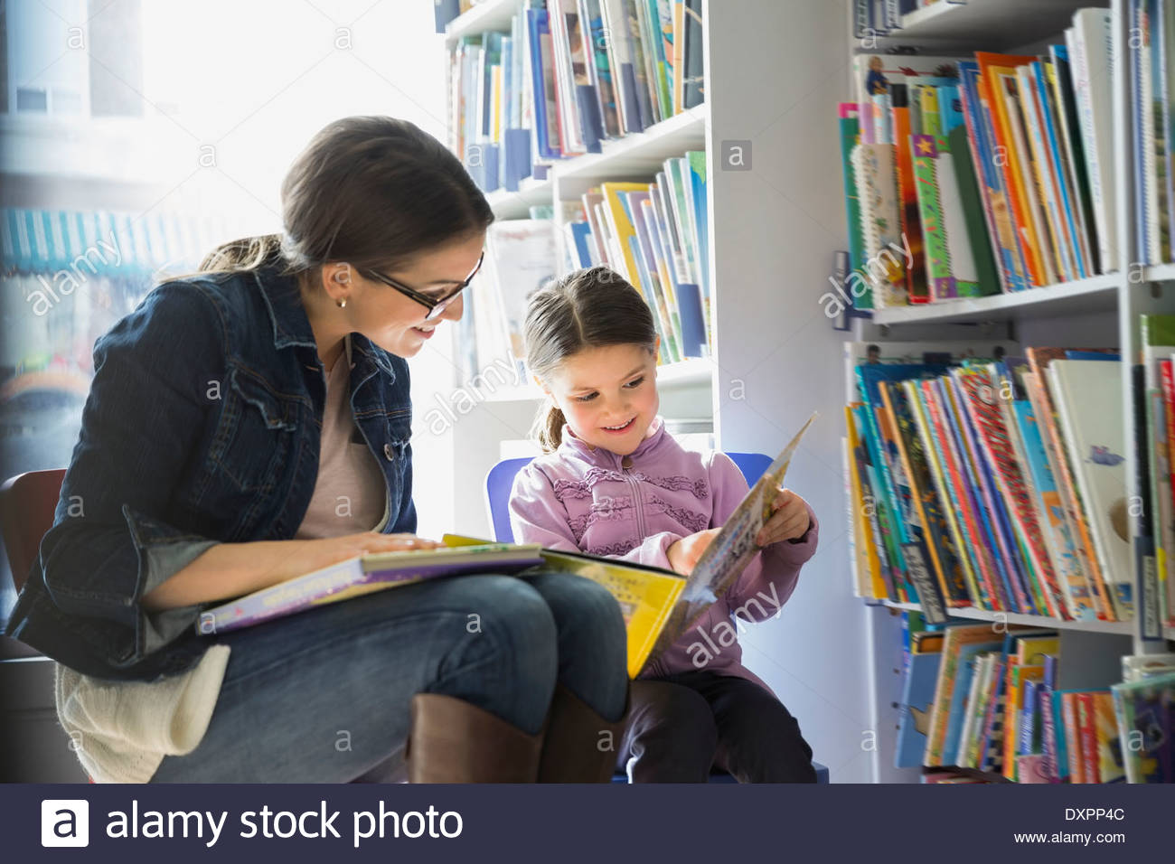 Mutter und Tochter Lesebuch in Buchhandlung Stockfoto