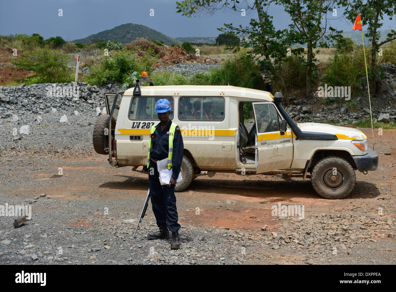 Tansania Geita Goldmine, Tagebau Goldmine Unternehmen AngloGold Ashanti, guard mit Pumpe Pistole Bereich zu schützen Stockfoto