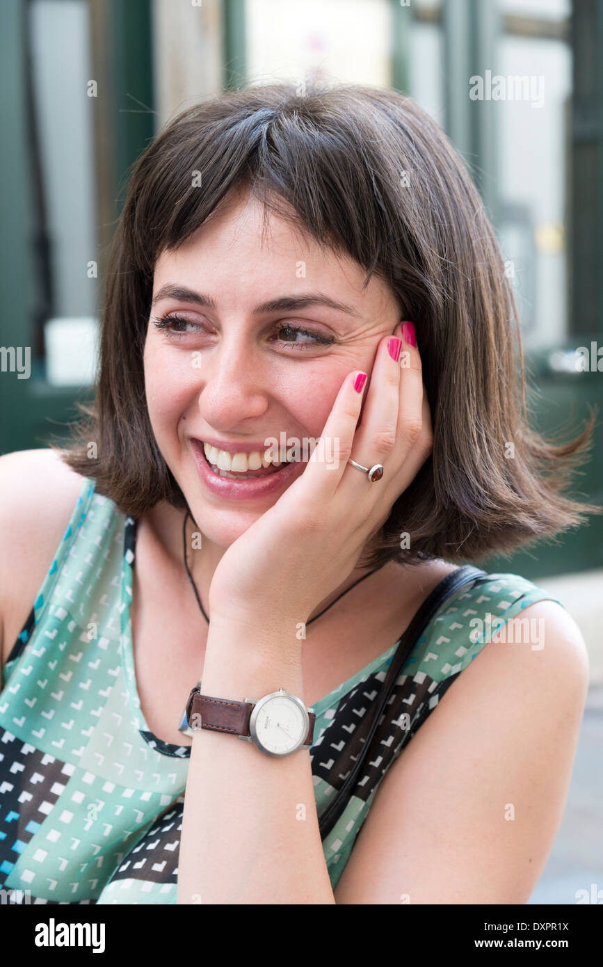 Junge Frau lächelnd Stockfoto