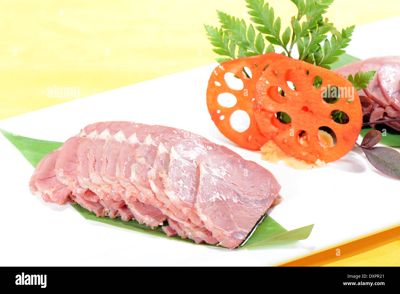 Chinesisches Essen: Rindfleischsalat mit roten Lotuswurzel Stockfoto