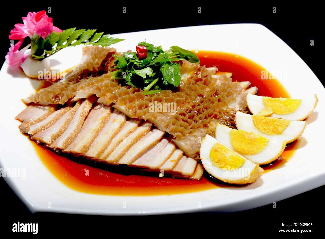 Chinesisches Essen: Salat aus Schweinefleisch und Eier auf einem weißen Teller Stockfoto