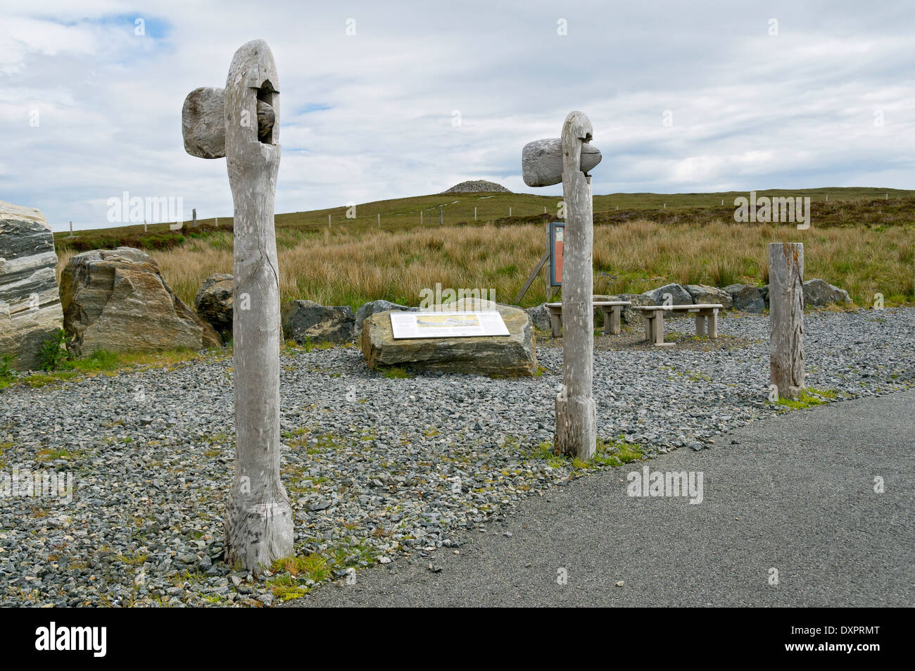 Replikat Steinaxt und Informationstafel am Parkplatz, gekammert Barpa Langass Cairn, North Uist, Western Isles, Schottland, Vereinigtes Königreich Stockfoto