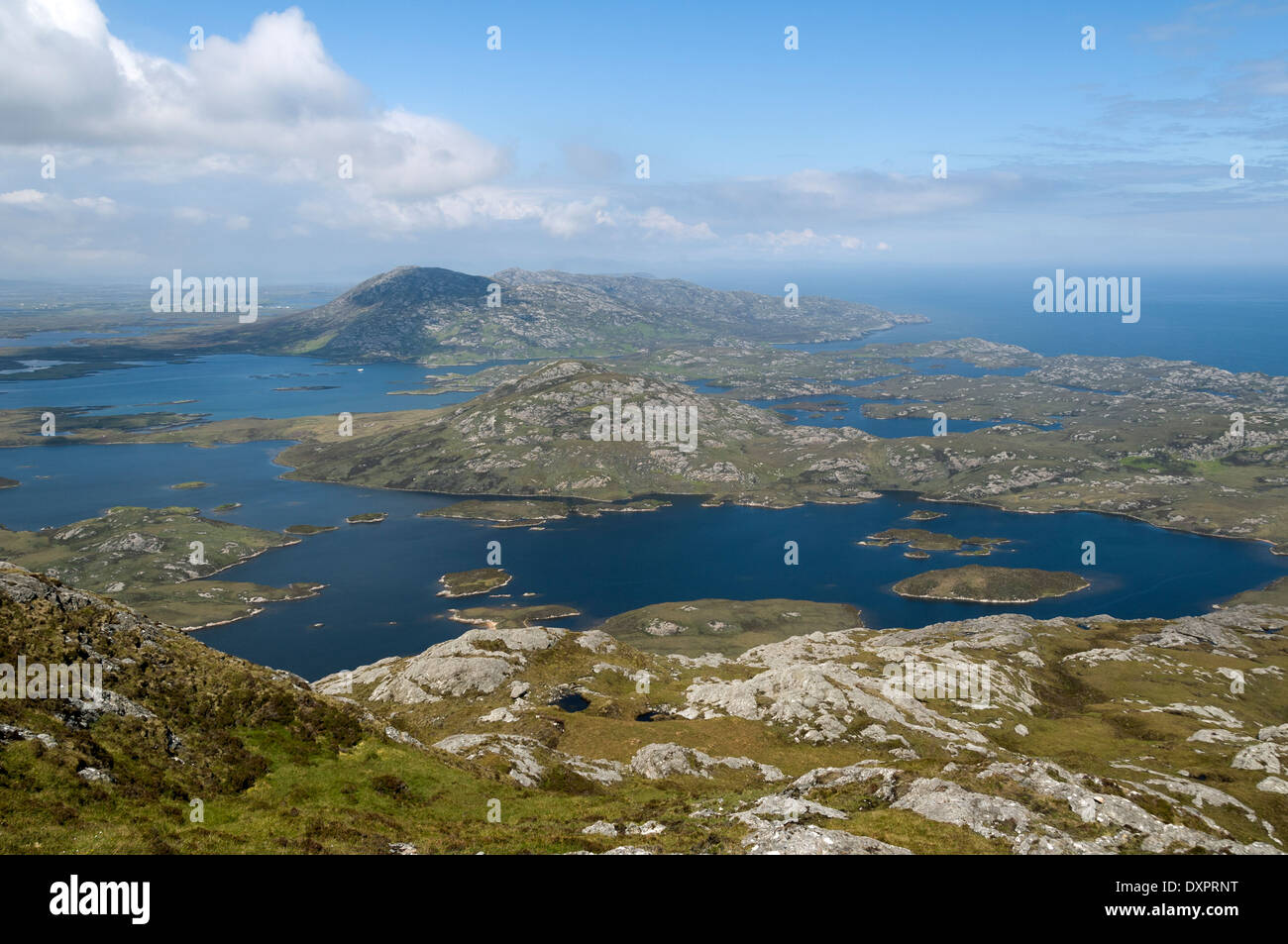 Norden über Loch Obisary (Obasaraigh) vom Gipfel des Eaval (Eabhal) 347m, North Uist, Western Isles, Schottland, Vereinigtes Königreich Stockfoto