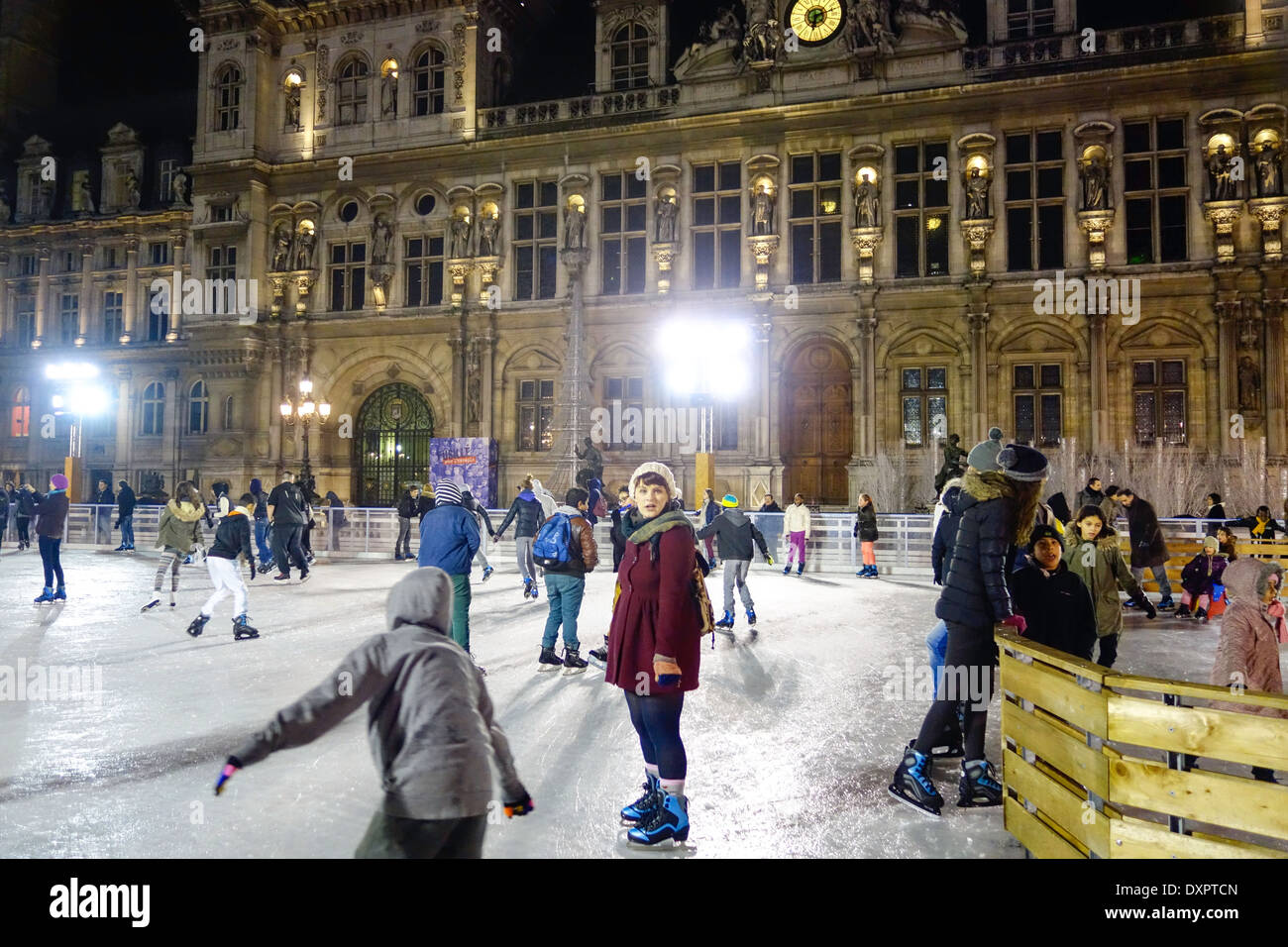 Eislaufen Sie auf der Eisbahn vor dem Hotel de Ville im 1. Arrondissement, Paris, Frankreich Stockfoto