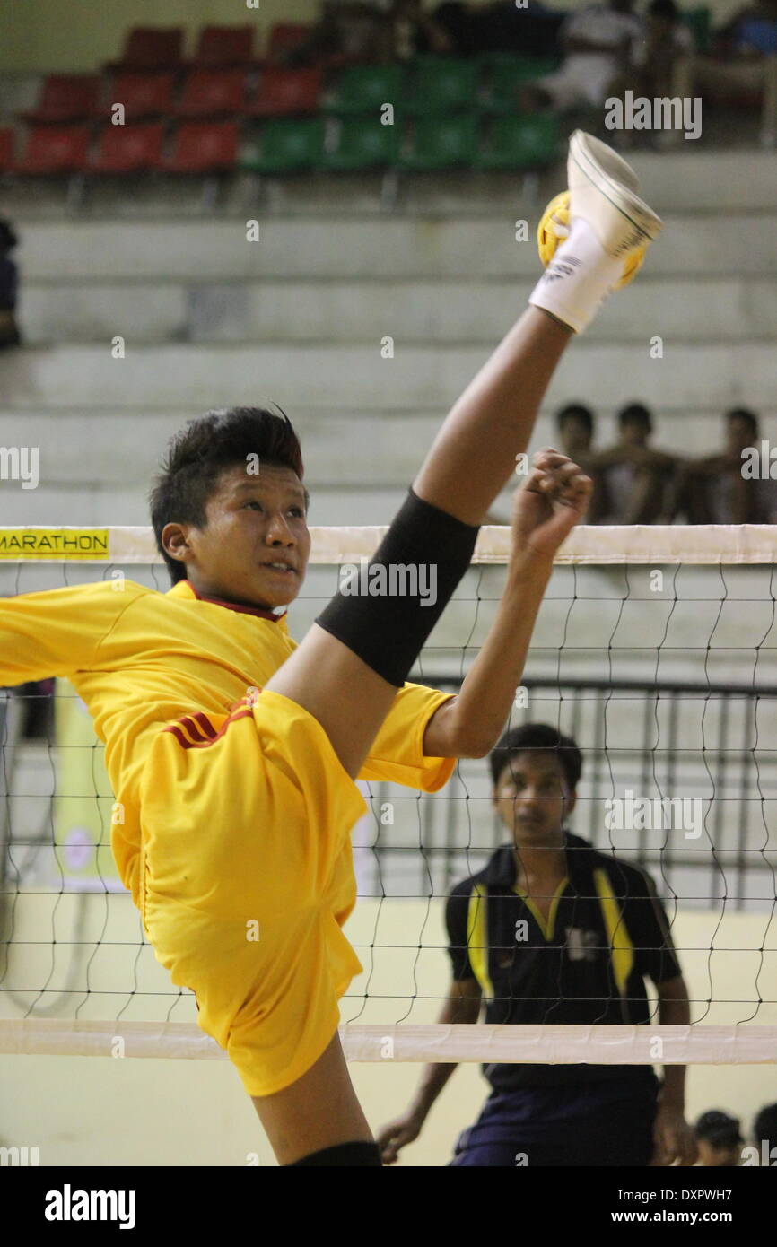 Pataliputra Sport Komplex, Kankarbagh, Patna, Bihar, Indien, 29. März 2014. Spieler in Aktion beim 17. nationalen Sepak Takraw Jugendmeisterschaften. Das Spiel gewinnt jetzt langsam Popularität in Indien. Foto von Rupa Ghosh/Alamy Live-Nachrichten. Stockfoto