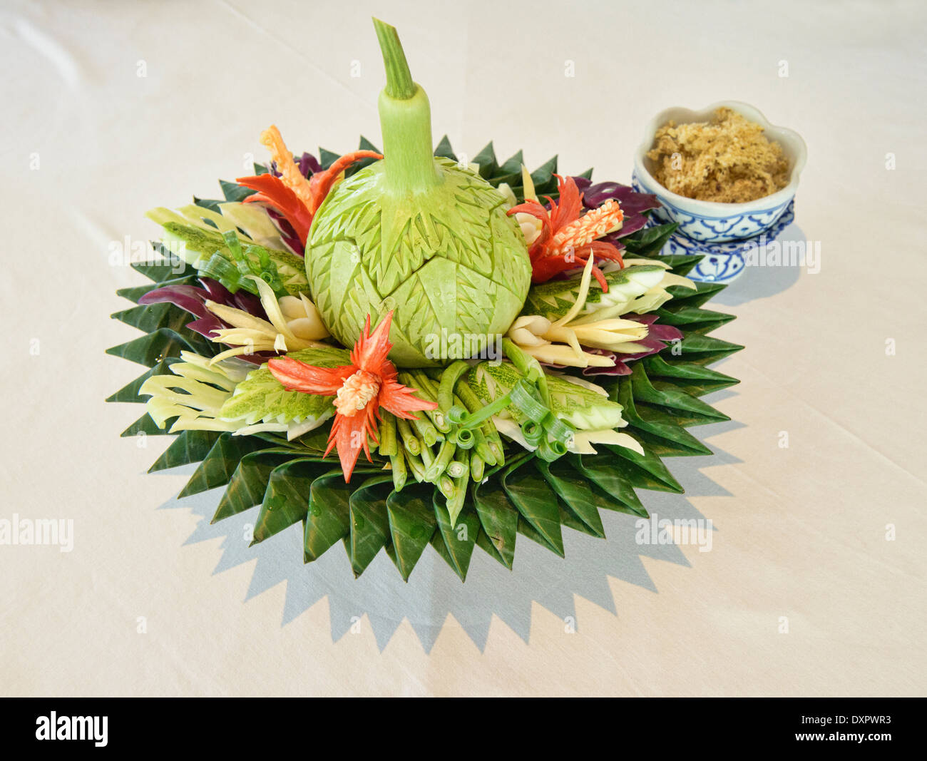 Sang wa, gegrillte Garnelen-Salat mit traditionellen Kräutern und geschnitzten Gemüse, Bangkok, Thailand Stockfoto