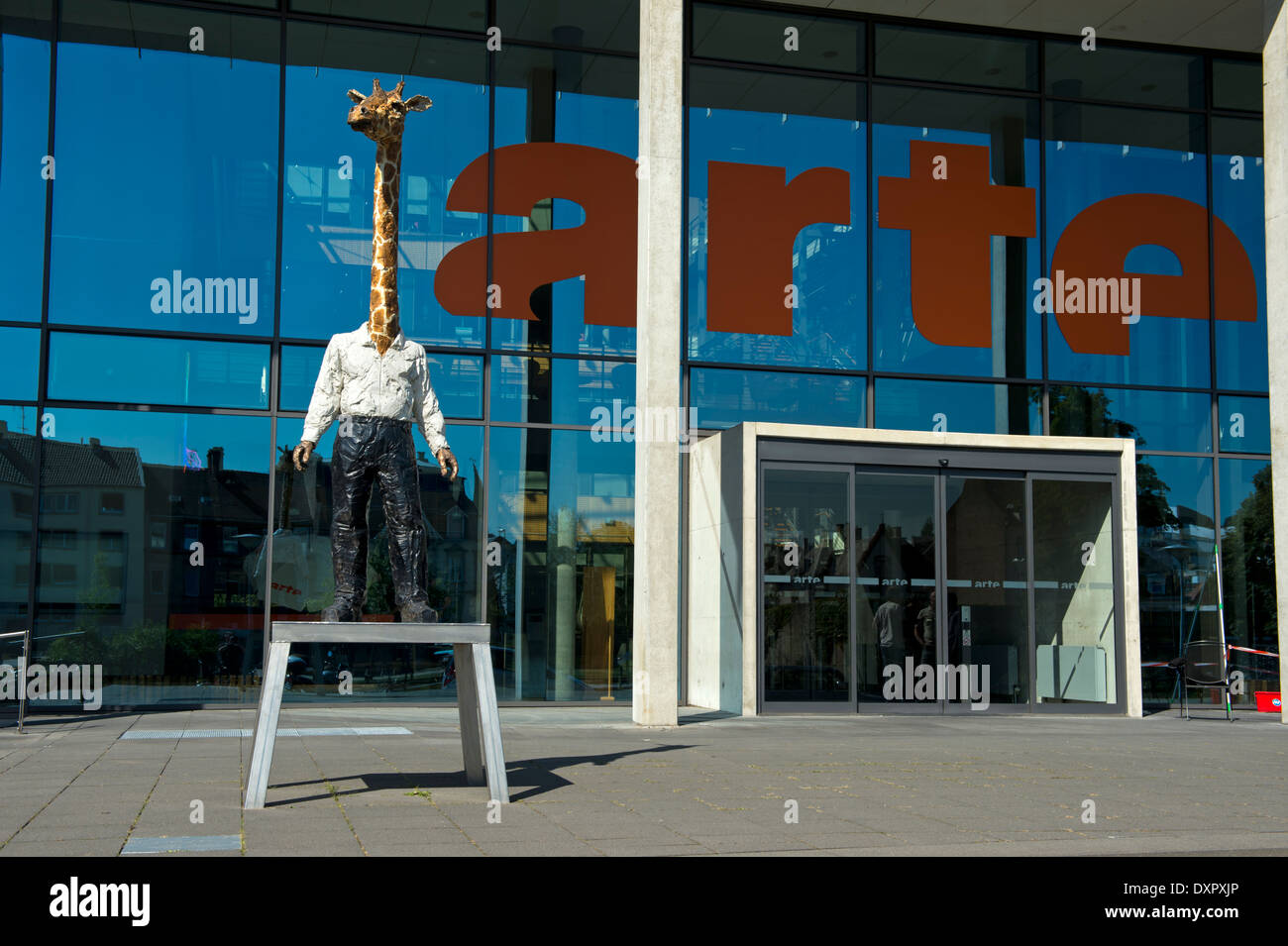 Sculpture Homme-Giraffen-von Stefan Balkenhol am Sitz der der deutsch-französischen Fernsehsender ARTE, Straßburg, Elsass, Frankreich Stockfoto