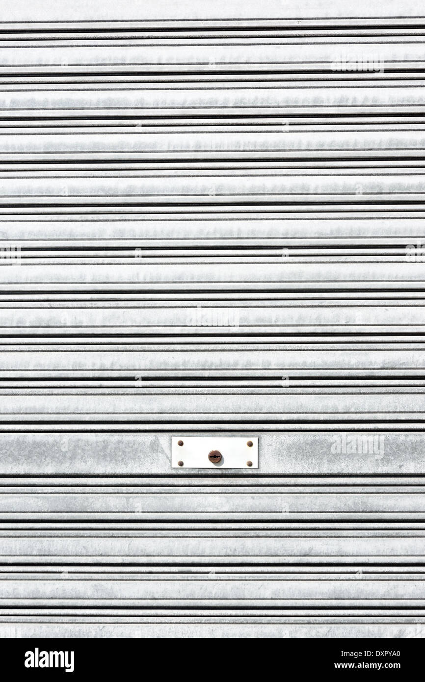 Hintergrund der metallischen Rollladen mit Türschloss Stockfoto