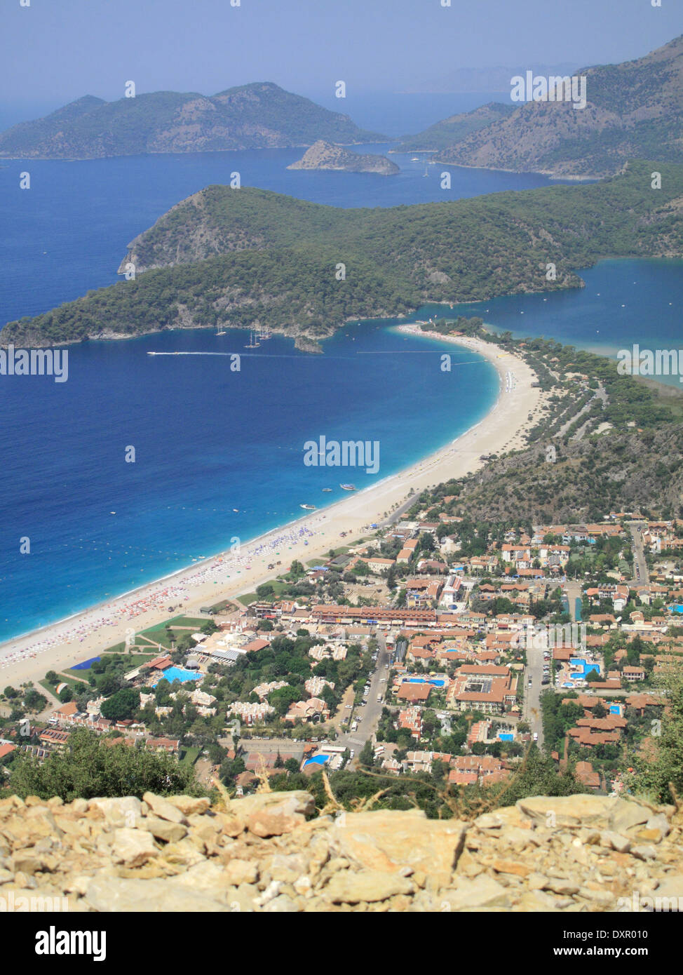 Ein Blick auf Ölüdeniz und der blauen Lagune gesehen aus dem Lykischen Weg in Mugla Provinz South Western Türkei Stockfoto