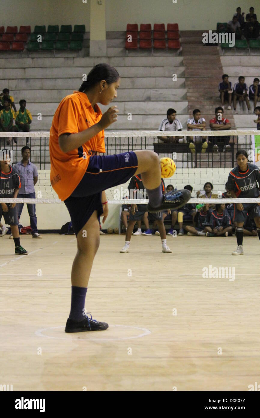 Pataliputra Sport Komplex, Kankarbagh, Patna, Bihar, Indien, 29. März 2014. Spieler in Aktion beim 17. nationalen Sepak Takraw Jugendmeisterschaften. Das Spiel gewinnt jetzt langsam Popularität in Indien. Foto von Rupa Ghosh/Alamy Live-Nachrichten. Stockfoto