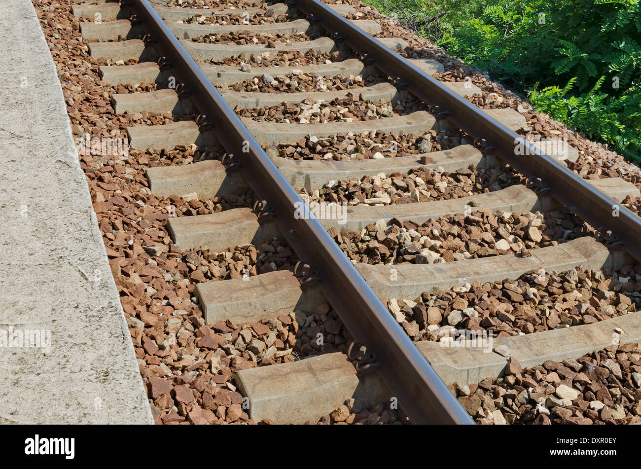 Eisenbahn mit Betonschwelle Stockfoto