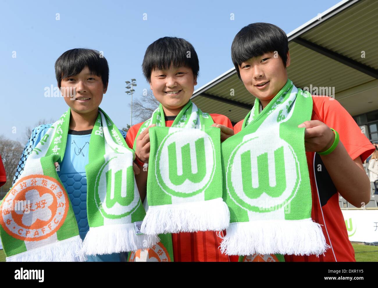 Berlin Deutschland 29 Marz 14 Drei Chinesische Junge Fussballer Posieren Mit Ihren Geb Wolfsburg Schals Die Sie Als Geschenk Vor Dem Start Ein Freundschaftsspiel Zwischen Einer Chinesische Jugend Mannschaft Und Eine Jugend Auswahl Des
