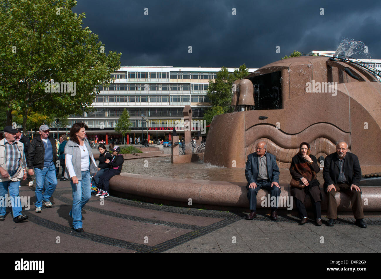 Breitscheidplatz und Europa-Center, Berlin, Deutschland. Breitscheidplatz liegt im Bezirk Charlottenburg in der Nähe von Südwesten Stockfoto