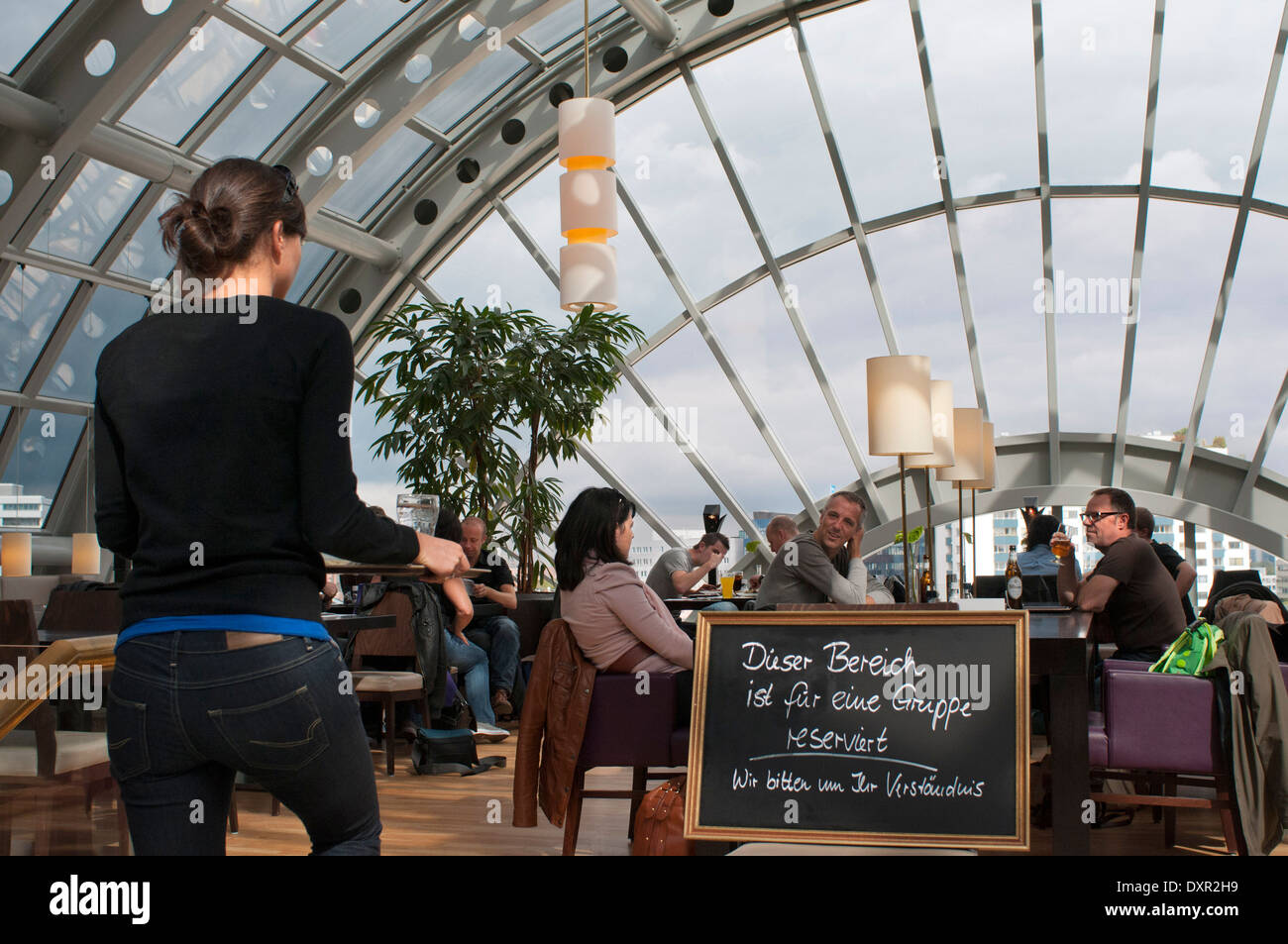 Menschen in einem Restaurant im Luxuskaufhaus KaDeWe Berlin Deutschland. Berlins Kaufhaus bekannteste Marke Stockfoto