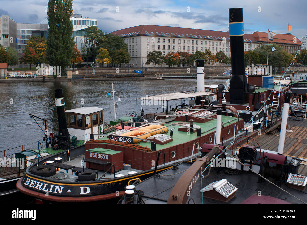 Alten Hafen von Inselbruecke, Berlin, Deutschland. Die Ufer der Spree in Friedrichshain und Osthafen bieten eines der l Stockfoto