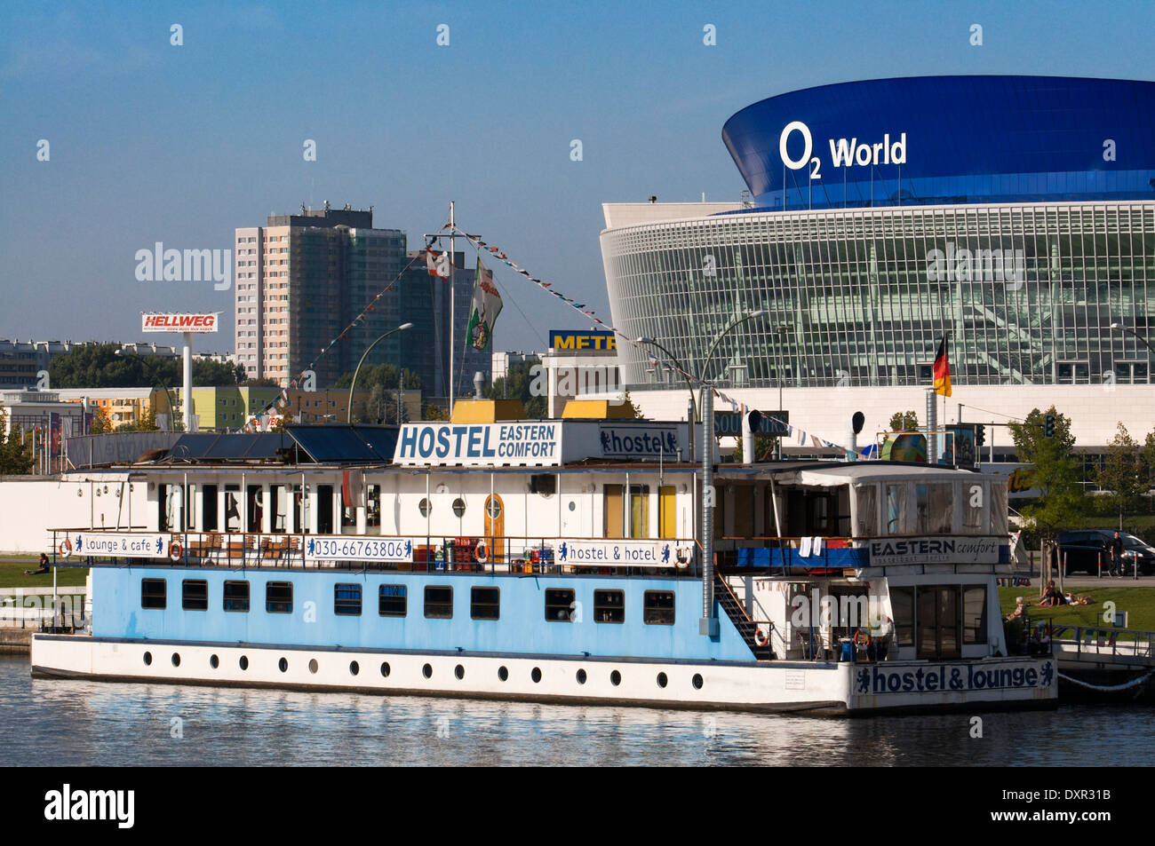 Berlin O2 World Spree Hostel Eastern Comfort. Die Herberge Boote "Eastern Comfort & Western Comfort", freut sich auf einladende Stockfoto