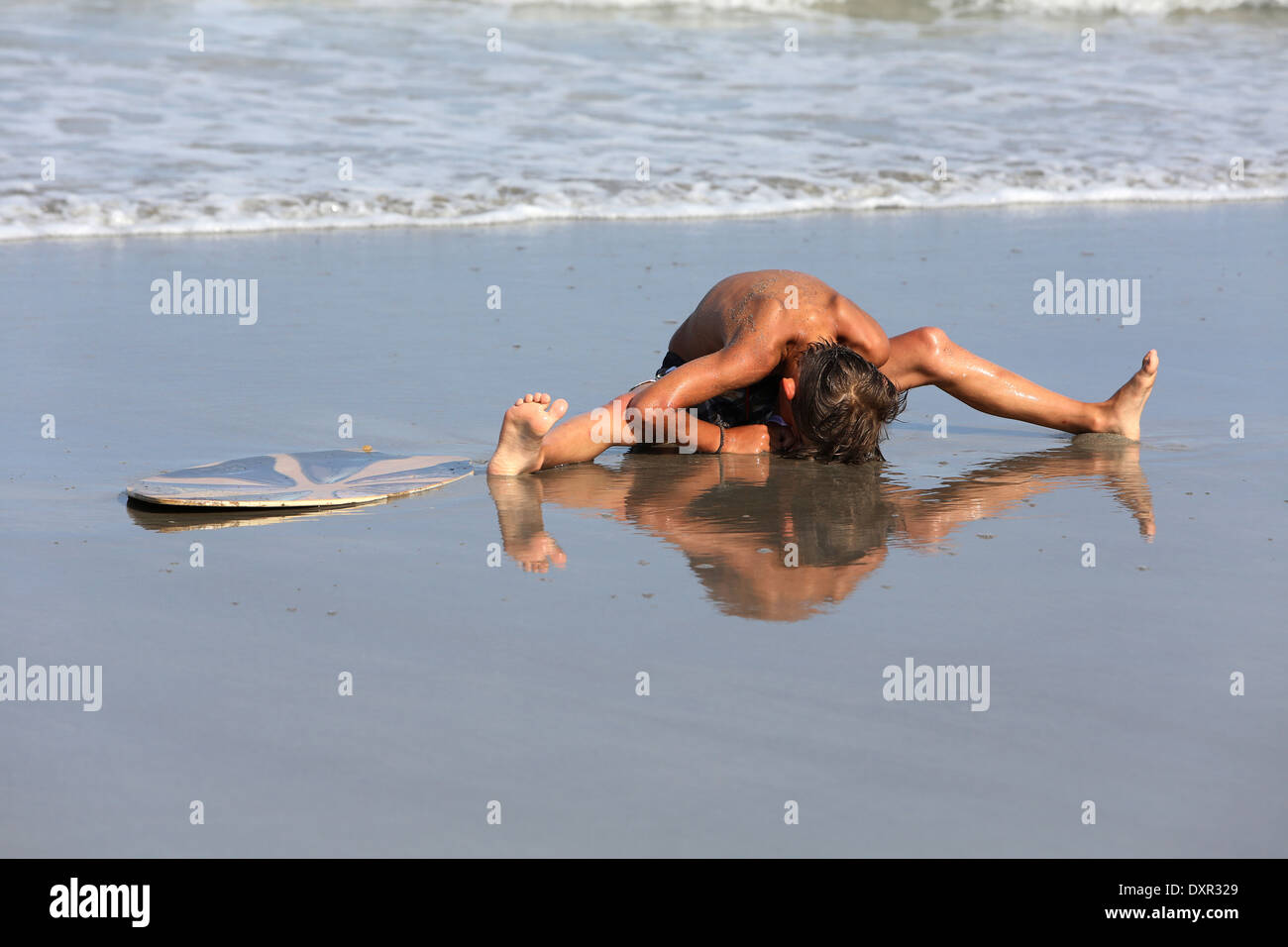 Cocoa Beach, Florida, hat junge am Strand von seinem Surfbrett gefallen. Stockfoto